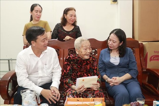 Phó Chủ tịch nước Võ Thị Ánh Xuân thăm, tặng quà các gia đình chính sách