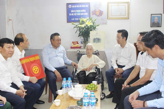 Chủ tịch Hà Nội thăm hỏi, tặng quà gia đình người có công nhân Ngày Thương binh - Liệt sĩ