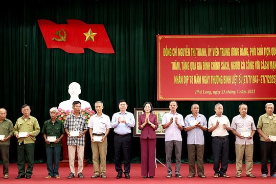 Phó Chủ tịch Quốc hội Nguyễn Thị Thanh thăm, tặng quà gia đình chính sách, người có công tại Ninh Bình