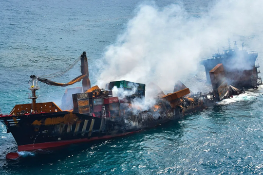 Tàu Singapore bị yêu cầu bồi thường 1 tỷ USD vì sự cố tràn nhựa lớn nhất thế giới