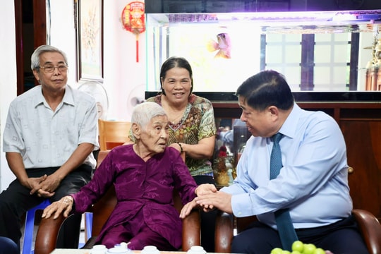 Phó Thủ tướng Nguyễn Chí Dũng thăm hỏi, tặng quà các Mẹ Việt Nam anh hùng, gia đình chính sách