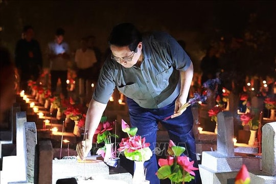 Thủ tướng Phạm Minh Chính dự Lễ thắp nến tri ân các Anh hùng liệt sĩ tại Nghĩa trang Trường Sơn