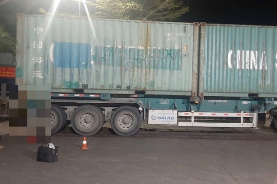 Đồng Tháp: Bảo vệ bị container lùi chèn tử vong khi đi bộ