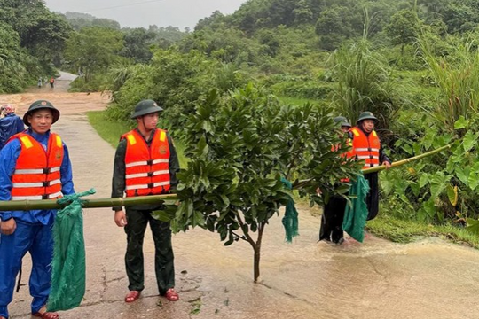 Mưa lớn ở biên giới Quảng Trị, nhiều tuyến đường bị chia cắt