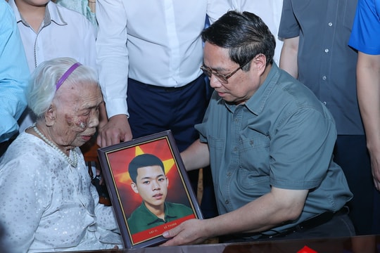 Thủ tướng thăm Mẹ Việt Nam anh hùng, dâng hương tại Thành cổ Quảng Trị và Nghĩa trang Đường 9