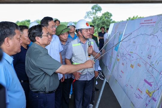 Thủ tướng Phạm Minh Chính kiểm tra các dự án trọng điểm có vốn đầu tư trên 30.000 tỷ đồng tại Quảng Trị