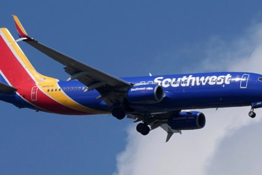 Máy bay thương mại Mỹ lại suýt va chạm với chiến đấu cơ, hai tiếp viên bị thương