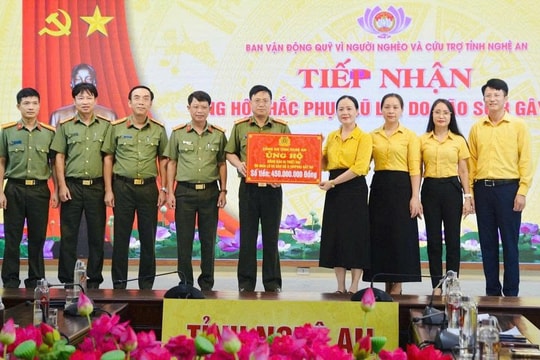 Công an tỉnh Nghệ An trao tiền hỗ trợ đồng bào bị thiệt hại do bão số 3