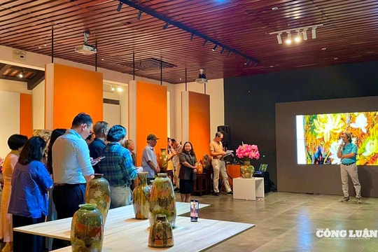 Họa sĩ Ngô Bá Hoàng và hành trình đánh thức hồn sen trên gốm