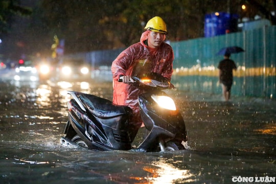 Mưa lớn gây ngập sâu, nhiều phương tiện chết máy giữa đường