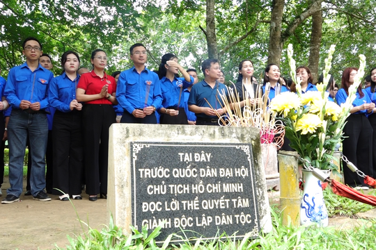 Hành trình về nguồn, thắp ngọn lửa biết ơn trong trái tim thanh niên