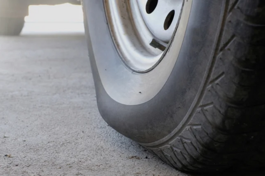 Nguyên nhân và lý do không thể sửa lốp ô tô bị phồng