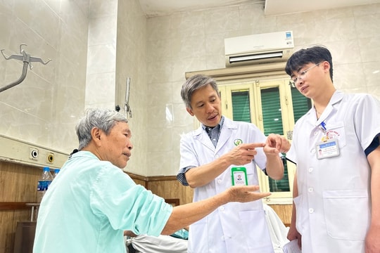 Lấy mảnh đạn găm trong tay người bác sĩ - thương binh suốt hơn 50 năm