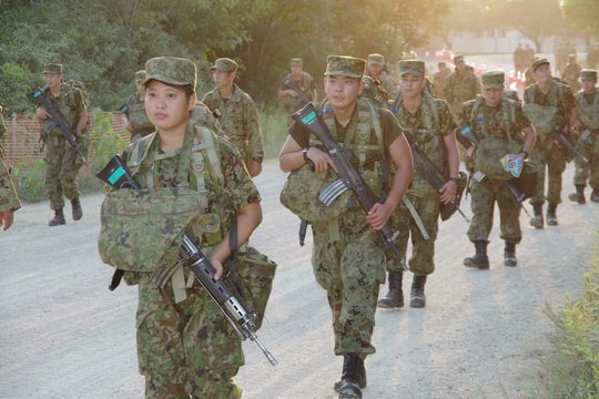 Nhật Bản gỡ bỏ rào cản cuối cùng với nữ quân nhân