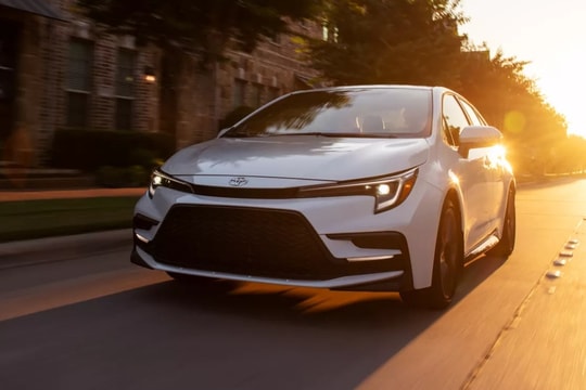 Toyota Corolla 2026 nâng cấp tiện nghi và ADAS, giá quy đổi gần 600 triệu
