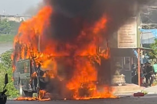 Hà Nội: Ô tô khách bốc cháy dữ dội trên phố Chương Dương Độ