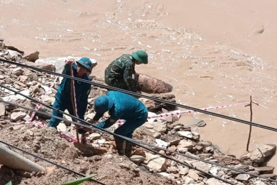 Nghệ An: Người dân phát hiện quả bom nặng khoảng 100kg sau mưa lũ