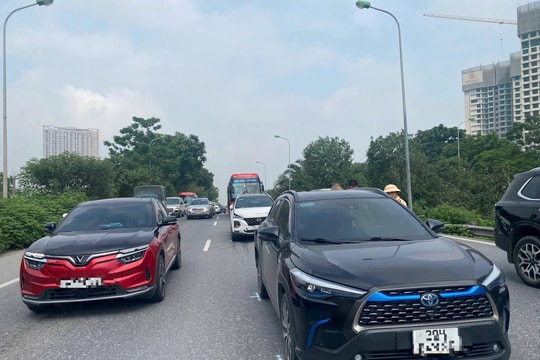 Tai nạn liên hoàn giữa 4 ô tô khiến đại lộ Thăng Long ùn ứ