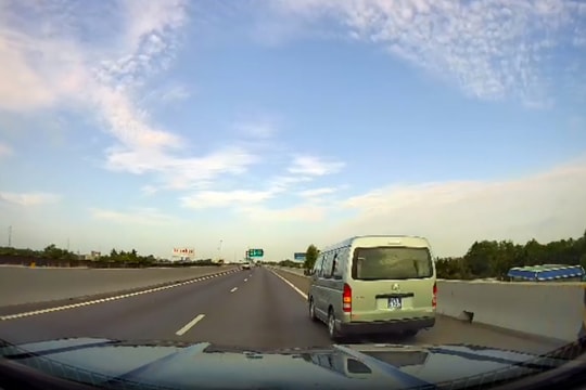 Tài xế xe biển xanh bị xử phạt vì đi vào làn khẩn cấp trên cao tốc