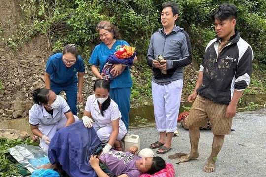 Xuyên rừng vượt lũ, y bác sĩ đỡ đẻ giữa đường cho sản phụ bị cô lập ở Nghệ An