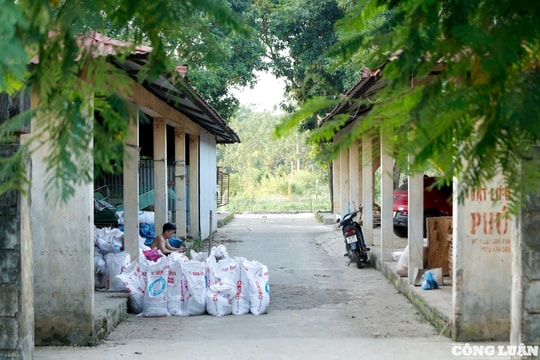 Xây chợ tiền tỷ rồi bỏ hoang, người dân tận dụng làm nơi chứa đồ