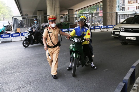 Xe ôm công nghệ vi phạm tràn lan giờ cao điểm ở Hà Nội
