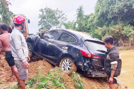 Tìm thấy ô tô bị nước lũ cuốn trôi sau khi cố tình vượt rào chắn tại Quảng Trị