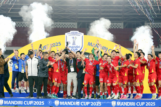 Đình Bắc đoạt giải 'Cầu thủ xuất sắc nhất', HLV Kim Sang Sik hạnh phúc với chức vô địch U23 Đông Nam Á