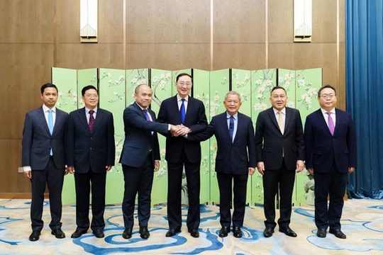 Campuchia - Thái Lan tái khẳng định cam kết ngừng bắn trong cuộc gặp ba bên với Trung Quốc