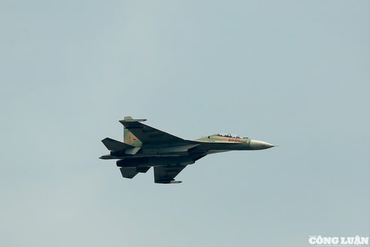 Tiêm kích Su-30, trực thăng quân sự tung bay trên Quảng trường Ba Đình