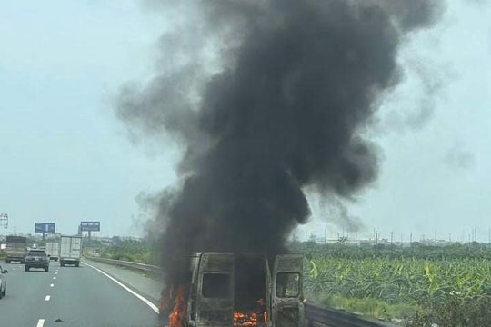 Xe khách 16 chỗ bốc cháy trên cao tốc Pháp Vân - Cầu Giẽ
