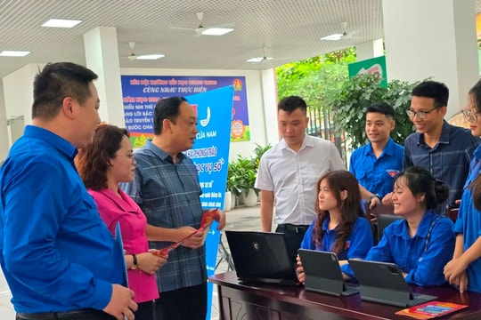 Hà Nội 'đi từng ngõ, gõ từng nhà' để chuyển đổi số