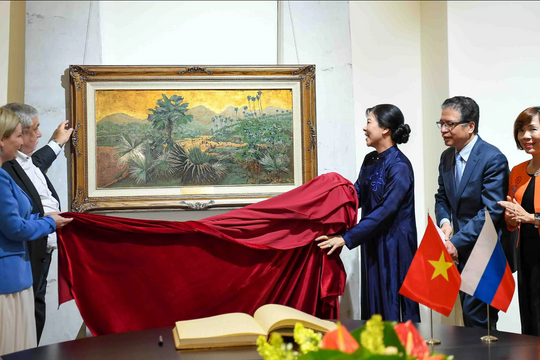 Phu nhân Ngô Phương Ly tặng tranh sơn mài tại triển lãm giao lưu nghệ thuật Việt – Nga