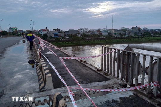 Hưng Yên: Khẩn trương khắc phục sự cố lan can, đèn chiếu sáng cầu Thái Bình bị giông lốc quật đổ