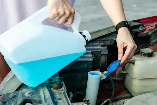 Tự pha nước rửa kính ô tô: dễ làm và nên thử