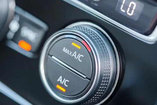 Nên bật điều hòa ngay khi lên xe không?