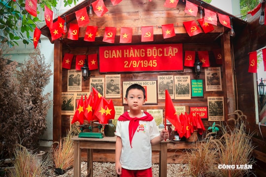 Quán cà phê ở Hà Nội nhuộm đỏ sắc cờ Tổ quốc gây sốt dịp Quốc khánh 2/9