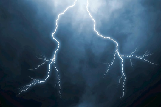 Hà Nội: Một phụ nữ bị sét đánh tử vong trên đường về nhà