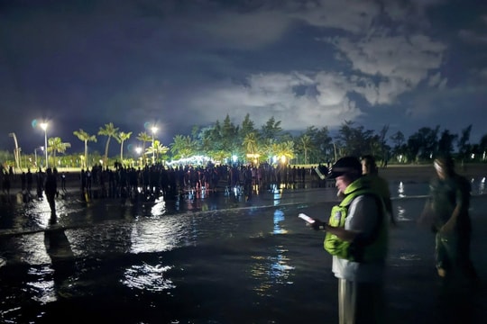 Hai cha con bị sóng cuốn trôi khi chèo Kayak trên biển Xuân Thành