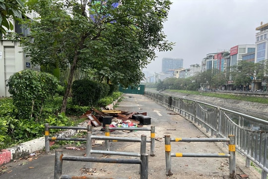 Xử phạt nhiều trường hợp vứt rác thải ven sông Tô Lịch