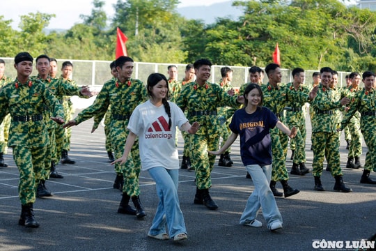 Chiến sĩ cùng người dân hòa mình trong điệu dân vũ, sau giờ tập luyện diễu binh