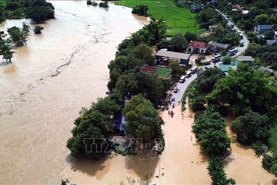 Bộ Quốc phòng điều máy bay trực thăng cứu nạn 8 người dân bị mắc kẹt do mưa lũ