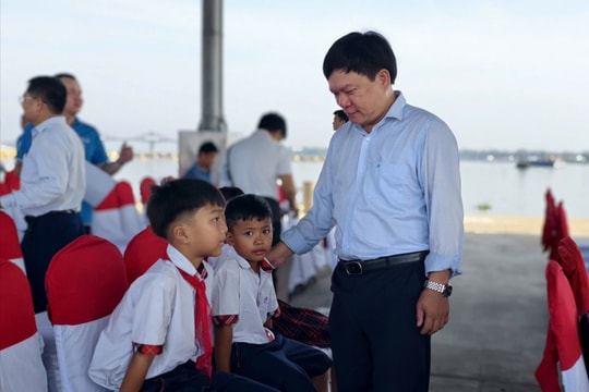 Báo Pháp Luật Thành phố Hồ Chí Minh thắp sáng hy vọng cho ngư dân Huế