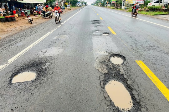 Gia Lai: Cận cảnh tuyến Quốc lộ 14 dày đặc “ổ voi, ổ gà”, mất an toàn giao thông