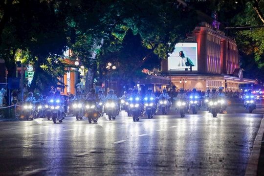 Mãn nhãn màn biểu diễn của lực lượng cảnh vệ tại hồ Hoàn Kiếm