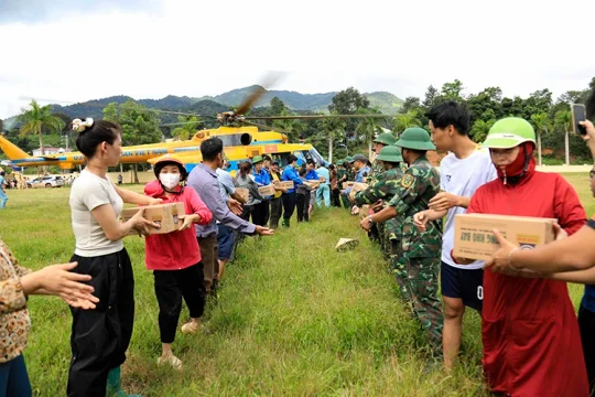 Bộ Quốc phòng điều động máy bay vận chuyển hàng cứu trợ cho tỉnh Điện Biên