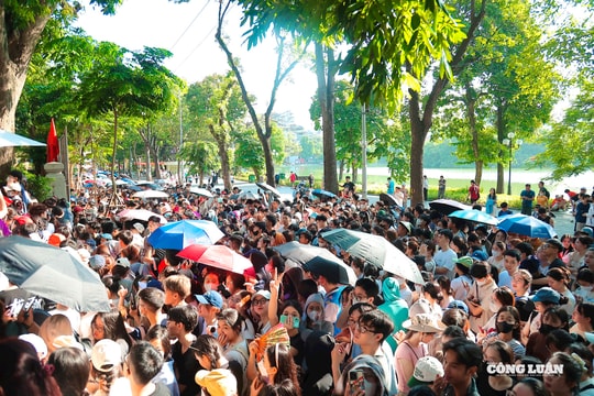 Hàng nghìn người kéo về trụ sở Báo Nhân Dân nhận vé chương trình 'Tổ quốc trong tim'