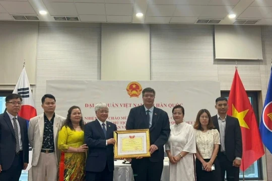 Chủ tịch Đỗ Văn Chiến và đoàn cấp cao Ủy ban Trung ương Mặt trận Tổ quốc Việt Nam làm việc với Hiệp hội VKBIA