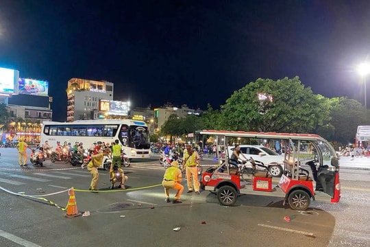 Gia Lai: Xe điện chở khách tham quan tông nhóm người đi bộ, 3 người thương vong