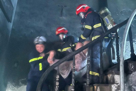 Giải cứu 3 người kẹt trong ngôi nhà cháy ở ngõ sâu ở Hà Nội